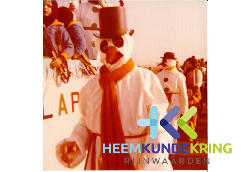 Carnaval 1976 Klaproosstraat 2de prijs chocolademelk uitdelen Coll. Lamers - Hendriks (1)